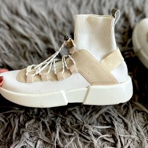 Alo yoga size 7 women ankle/sock sneakers